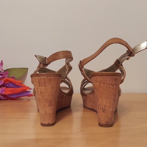 Guess Kayce Faux Leather and Cork Platform Wedge Sandals Size 9.5 Tan Nude - Picture 5 of 16